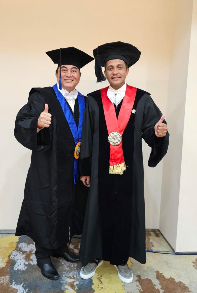Guru Besar Hukum Internasional Universitas Pendidikan Ganesha (Undiksha), Prof. Dr. Dewa Gede Sudika Mangku, S.H., LL.M., bersama Wamen Hukum RI Prof. Edward Omar Syarif Hiariej di sela Pengukuhan Guru Besar di Universitas Katolik Indonesia (Unika) Atma Jaya.