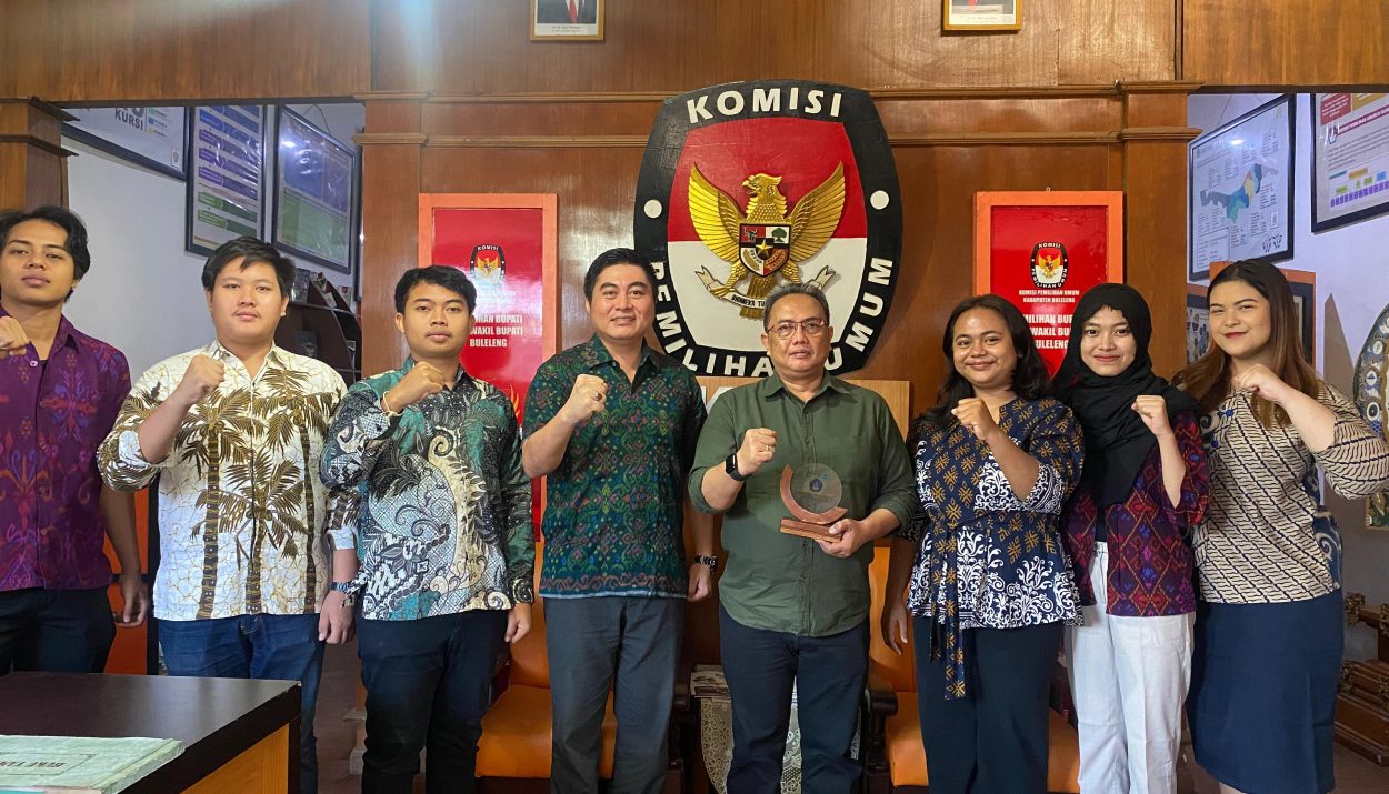 Prof. Dr. Dewa Gede Sudika Mangku, S.H., LL.M bersama Ketua KPUD Kabupaten Buleleng, Bersama Adik Adik Mahasiswa Magang.