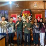 Prof. Dr. Dewa Gede Sudika Mangku, S.H., LL.M bersama Ketua KPUD Kabupaten Buleleng, Bersama Adik Adik Mahasiswa Magang.