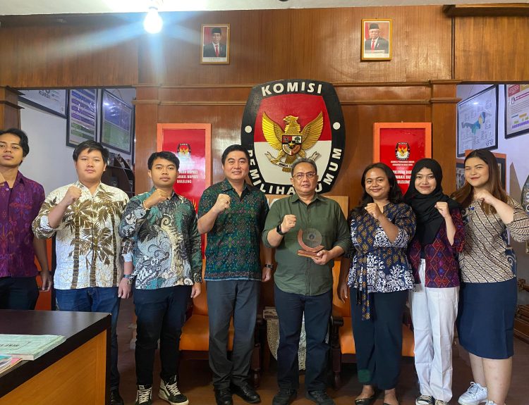 Prof. Dr. Dewa Gede Sudika Mangku, S.H., LL.M bersama Ketua KPUD Kabupaten Buleleng, Bersama Adik Adik Mahasiswa Magang.