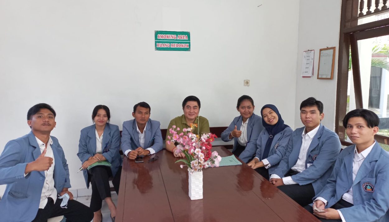 Prof. Dr. Dewa Gede Sudika Mangku, S.H., LL.M. Bersama Adik-Adik Mahasiswa Yang Magang Di Pengadilan Negeri Singaraja.