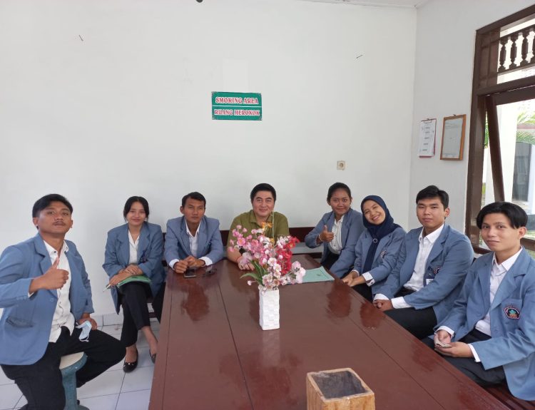 Prof. Dr. Dewa Gede Sudika Mangku, S.H., LL.M. Bersama Adik-Adik Mahasiswa Yang Magang Di Pengadilan Negeri Singaraja.