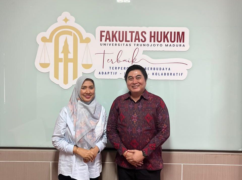 Prof. Dr. Dewa Gede Sudika Mangku, S.H., LL.M Guru Besar Hukum Universitas Pendidikan Ganesha Singaraja bersama Dekan Fakultas Hukum Universitas Trunojdoyo Madura (UTM)