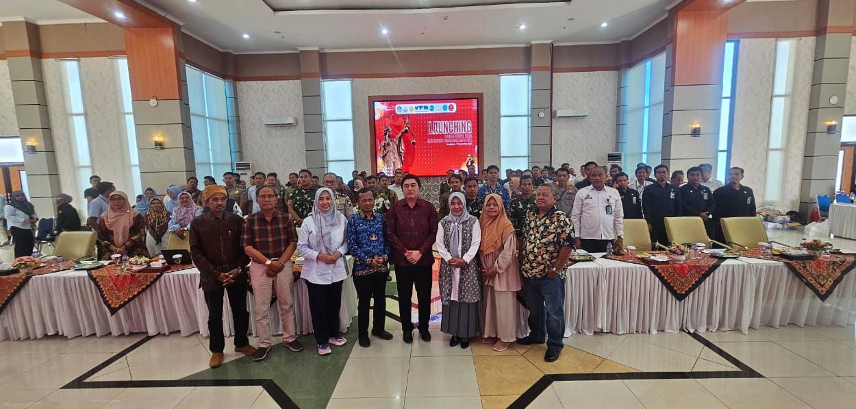 Guru Besar Hukum Universitas Pendidikan Ganesha Prof. Dr. Dewa Gede Sudika Mangku, S.H., LL.M. Bersama Rektor Universitas Trunodjoyo Madura Prof. Dr. Safi, S.H., M.H. (batik biru) Dekan FH UTM Dr. Erma Rudiana, S.H., M.H. Bersama Jajaran serta Peserta Seminar di Madura.