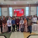 Guru Besar Hukum Universitas Pendidikan Ganesha Prof. Dr. Dewa Gede Sudika Mangku, S.H., LL.M. Bersama Rektor Universitas Trunodjoyo Madura Prof. Dr. Safi, S.H., M.H. (batik biru) Dekan FH UTM Dr. Erma Rudiana, S.H., M.H. Bersama Jajaran serta Peserta Seminar di Madura.