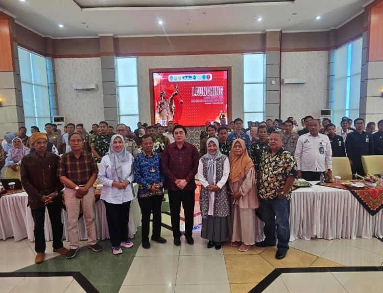 Guru Besar Hukum Universitas Pendidikan Ganesha Prof. Dr. Dewa Gede Sudika Mangku, S.H., LL.M. Bersama Rektor Universitas Trunodjoyo Madura Prof. Dr. Safi, S.H., M.H. (batik biru) Dekan FH UTM Dr. Erma Rudiana, S.H., M.H. Bersama Jajaran serta Peserta Seminar di Madura.