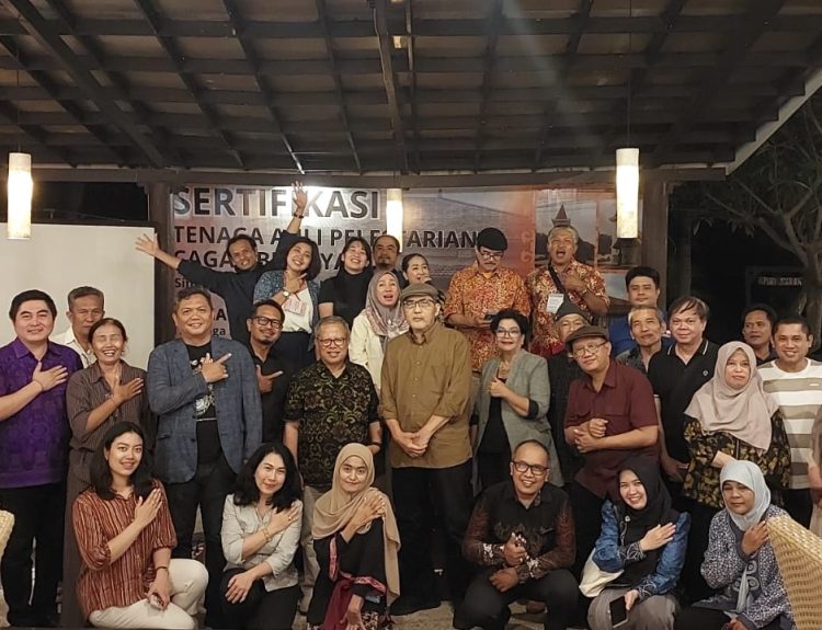 Guru Besar Hukum Universitas Pendidikan Ganesha Prof. Dr. Dewa Gede Sudika Mangku, S.H., LL.M. Wakil Dekan I FHIS Bersama Peserta Sertifikasi Tenaga Ahli Pelestarian Cagar Budaya