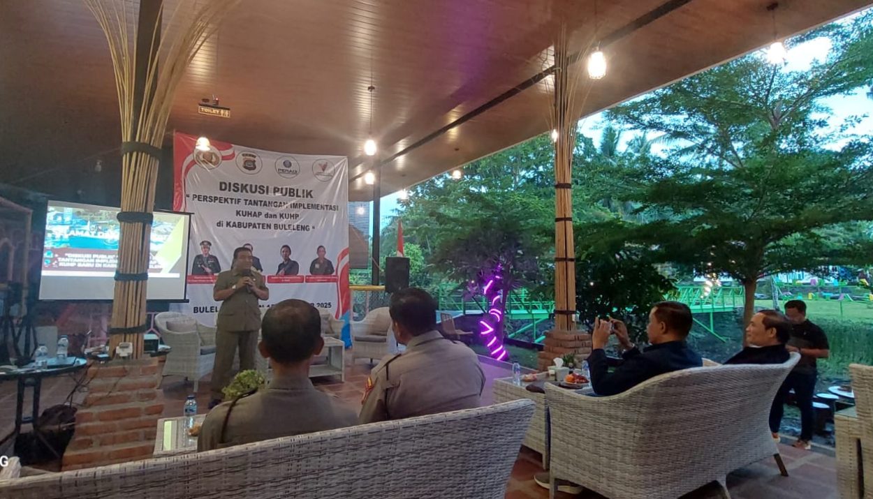 Wakil Dekan I FHIS Undiksha Prof. Dr. Dewa Gede Sudika Mangku, S.H., LL.M. menghadiri kegiatan Dialog Publik dengan Tema "Perspektif dan Tantangan Implementasi KUHAP dan KUHP Baru".