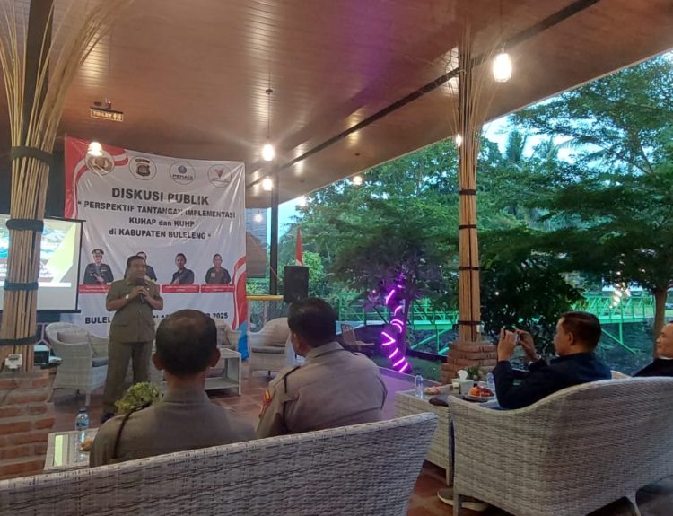 Wakil Dekan I FHIS Undiksha Prof. Dr. Dewa Gede Sudika Mangku, S.H., LL.M. menghadiri kegiatan Dialog Publik dengan Tema "Perspektif dan Tantangan Implementasi KUHAP dan KUHP Baru".