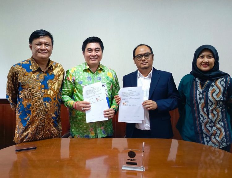 Wakil Dekan Bidang I Prof. Dr. Dewa Gede Sudika Mangku, S.H., LL.M. dan Dekan FH Untirta Ferry Fathurokhman, S.H., M.H., Ph.D. di damping oleh Wakil Dekan Bidang Perencanaan, Keuangan, dan Umum Ikomatussuniah, S.H., M.H., Ph.D. melaksanakan Penandatangan Perjanjian Kerjasama dengan Fakultas Hukum dan Ilmu Sosial Universitas Pendidikan Ganesha (FHIS UNDIKSHA)