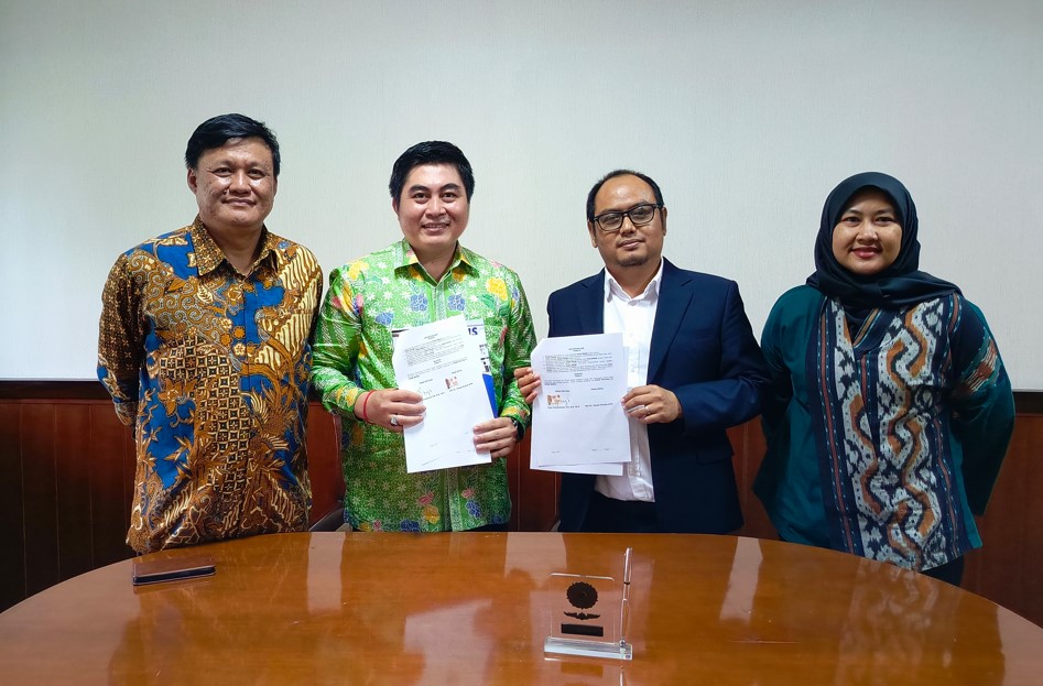 Wakil Dekan Bidang I Prof. Dr. Dewa Gede Sudika Mangku, S.H., LL.M. dan Dekan FH Untirta Ferry Fathurokhman, S.H., M.H., Ph.D. di damping oleh Wakil Dekan Bidang Perencanaan, Keuangan, dan Umum Ikomatussuniah, S.H., M.H., Ph.D. melaksanakan Penandatangan Perjanjian Kerjasama dengan Fakultas Hukum dan Ilmu Sosial Universitas Pendidikan Ganesha (FHIS UNDIKSHA)