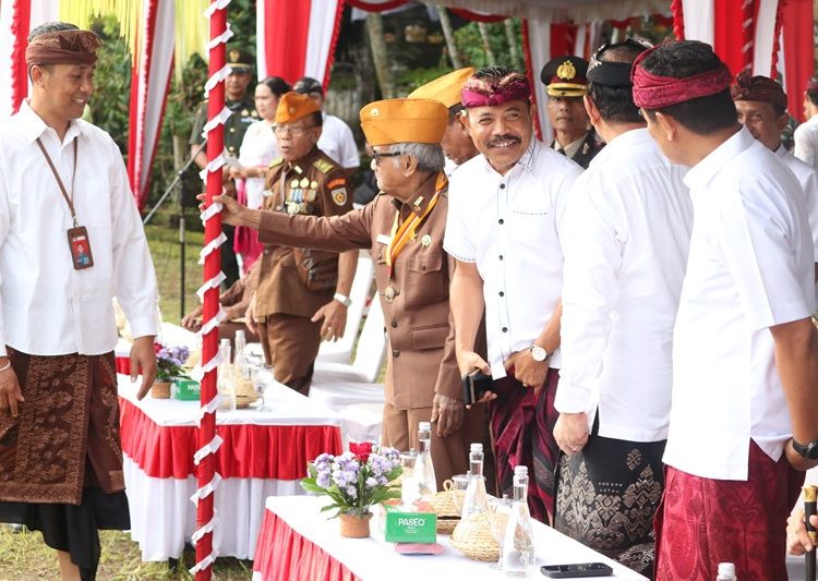 Ketua DPRD Buleleng Ketut Ngurah Arya saat mengikuti Upacara Peringatan HUT Bhuwana Kertha ke-78 dan HUT LVRI ke-69