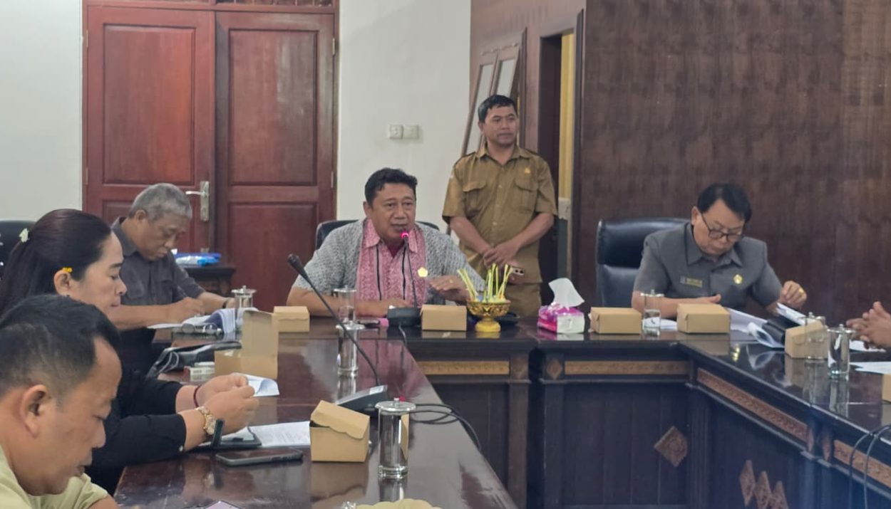 Ketua Komisi IV memimpin rapat membahas Ranperda Fasilitasi Penyelenggaraan Pendidikan Widyalaya dan Pasraman