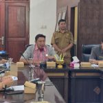 Ketua Komisi IV memimpin rapat membahas Ranperda Fasilitasi Penyelenggaraan Pendidikan Widyalaya dan Pasraman