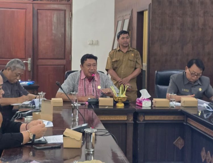 Ketua Komisi IV memimpin rapat membahas Ranperda Fasilitasi Penyelenggaraan Pendidikan Widyalaya dan Pasraman