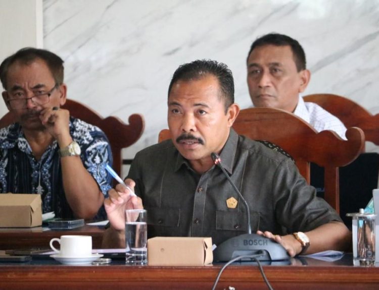 Ketua DPRD saat memimpin rapat