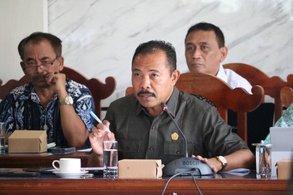 Ketua DPRD saat memimpin rapat