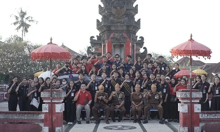 Ketua Jurusan Hukum dan Kewarganegaraan, Dr. Dewa Gede Sudika Mangku, S.H., LL.M. dan HMJ Hukum dan Kewarganegaraan FHIS Undiksha menggelar tabur bunga di Taman Makam Pahlawan Curastana, memperingati Hari Pancasila