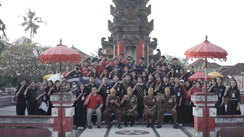 Ketua Jurusan Hukum dan Kewarganegaraan, Dr. Dewa Gede Sudika Mangku, S.H., LL.M. dan HMJ Hukum dan Kewarganegaraan FHIS Undiksha menggelar tabur bunga di Taman Makam Pahlawan Curastana, memperingati Hari Pancasila