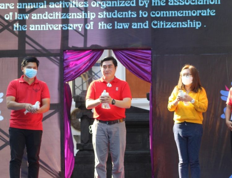 Ketua Jurusan Hukum dan Kewarganegaraan Dr. Dewa Gede Sudika Mangku, S.H.,LL.M.,dan Ni Putu Rai Yuliartini, S.H., M.H. Kordinator Program Studi Ilmu Hukum usai membuka acara serangkaian ulang tahun