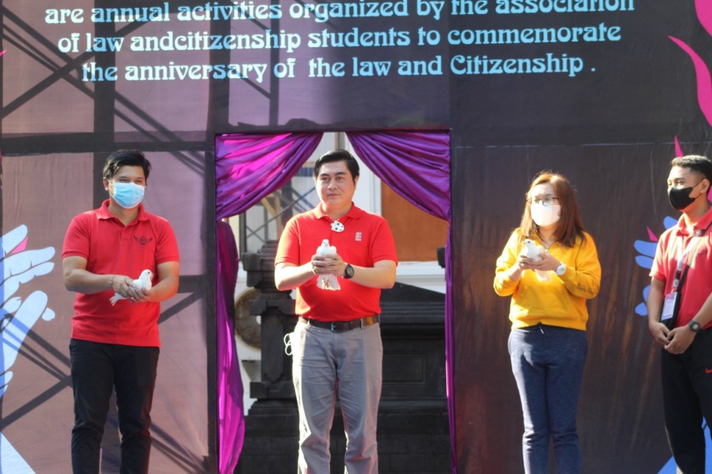 Ketua Jurusan Hukum dan Kewarganegaraan Dr. Dewa Gede Sudika Mangku, S.H.,LL.M.,dan Ni Putu Rai Yuliartini, S.H., M.H. Kordinator Program Studi Ilmu Hukum usai membuka acara serangkaian ulang tahun