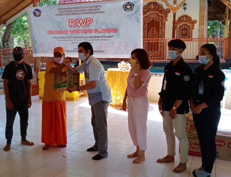 Kegiatan ini dibuka secara resmi oleh Ketua Jurusan Hukum dan Kewarganegaraan, Dr. Dewa Gede Sudika Mangku, S.H., LL.M. Ia juga sekaligus menyerahkan bantuan sosial berupa hands sinitizer, masker medis, sabun, sembako dan ATK serta buku bacaan kepada Ketua Yayasan Panti Asuhan Anandha Seva Dharma, didampingi oleh Koordinator Program Studi Ilmu Hukum, Ni Putu Rai Yuliartini S.H.,M.H, Ketua HMJ Hukum dan Kewarganegaraan dan Ketua Panitia.