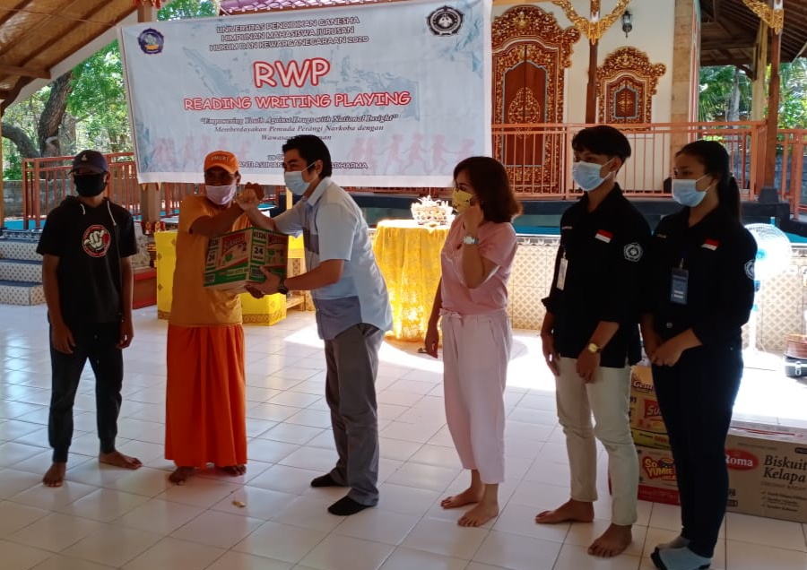 Kegiatan ini dibuka secara resmi oleh Ketua Jurusan Hukum dan Kewarganegaraan, Dr. Dewa Gede Sudika Mangku, S.H., LL.M. Ia juga sekaligus menyerahkan bantuan sosial berupa hands sinitizer, masker medis, sabun, sembako dan ATK serta buku bacaan kepada Ketua Yayasan Panti Asuhan Anandha Seva Dharma, didampingi oleh Koordinator Program Studi Ilmu Hukum, Ni Putu Rai Yuliartini S.H.,M.H, Ketua HMJ Hukum dan Kewarganegaraan dan Ketua Panitia.