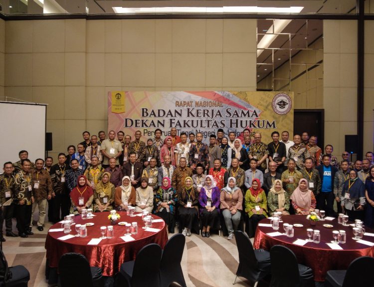 Pertemuan Rapat Kerja Badan Kerjasama Dekan Fakultas Hukum Perguruan Tinggi Negeri Se-Indonesia tahun 2023 diselenggarakan di Margo Hotel, Depok pada tanggal 16 Maret sd 18 Maret 2023.