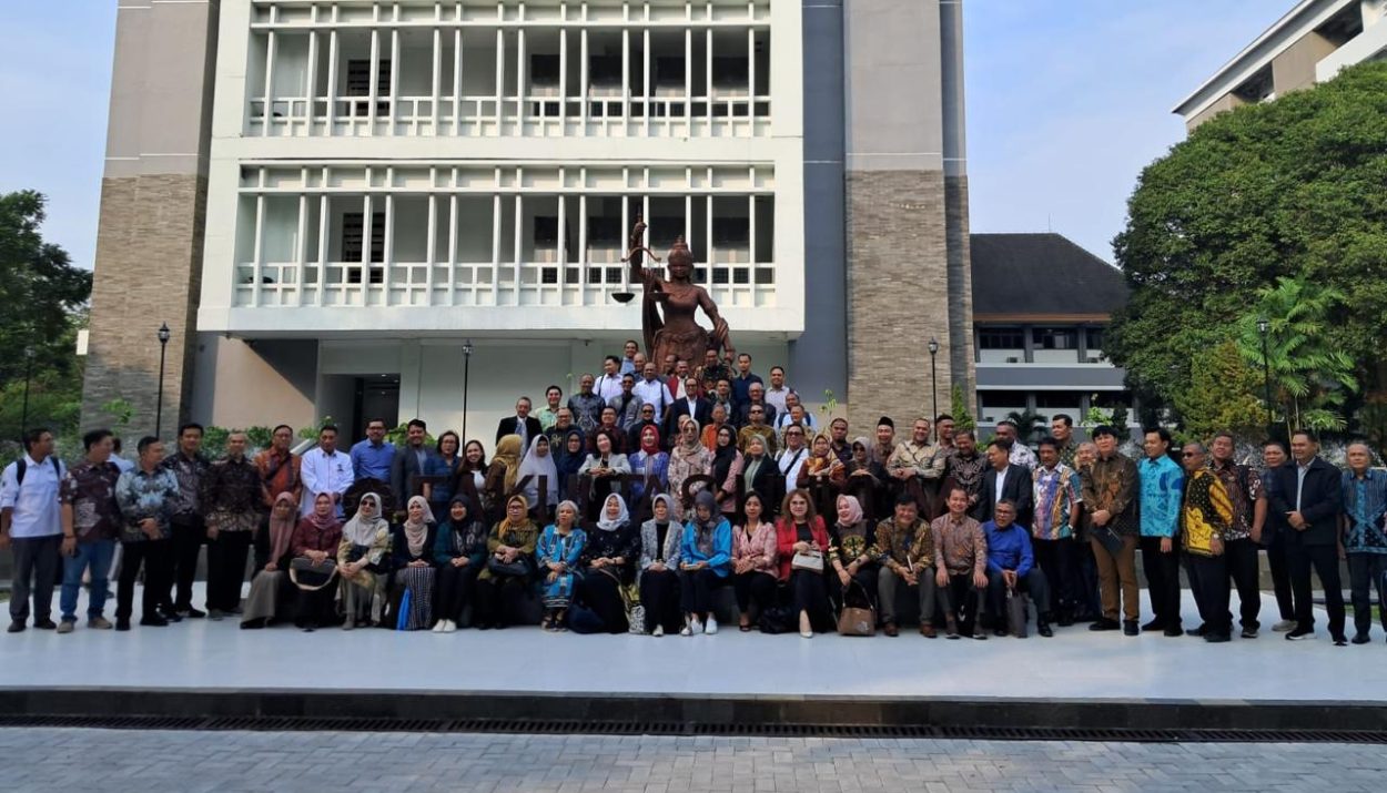 Fakultas Hukum dan Ilmu Sosial (FHIS) Universitas Pendidikan Ganesha (UNDIKSHA) diwakili oleh Wakil Dekan I FHIS UNDIKSHA yaitu Prof. Dr. Dewa Gede Sudika Mangku, S.H., LL.M. serta Ketua GKM FHIS UNDIKSHA yaitu Dr. Ni Putu Rai Yuliartini, S.H., M.H. mengikuti serangkaian kegiatan pertemuan Badan Kerja Sama Dekan Fakultas Hukum PTN Se-Indonesia pada tanggal 1-4 Juli 2024 di Fakultas Hukum Universitas Gadjah Mada Yogyakarta.