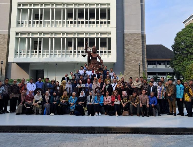 Fakultas Hukum dan Ilmu Sosial (FHIS) Universitas Pendidikan Ganesha (UNDIKSHA) diwakili oleh Wakil Dekan I FHIS UNDIKSHA yaitu Prof. Dr. Dewa Gede Sudika Mangku, S.H., LL.M. serta Ketua GKM FHIS UNDIKSHA yaitu Dr. Ni Putu Rai Yuliartini, S.H., M.H. mengikuti serangkaian kegiatan pertemuan Badan Kerja Sama Dekan Fakultas Hukum PTN Se-Indonesia pada tanggal 1-4 Juli 2024 di Fakultas Hukum Universitas Gadjah Mada Yogyakarta.