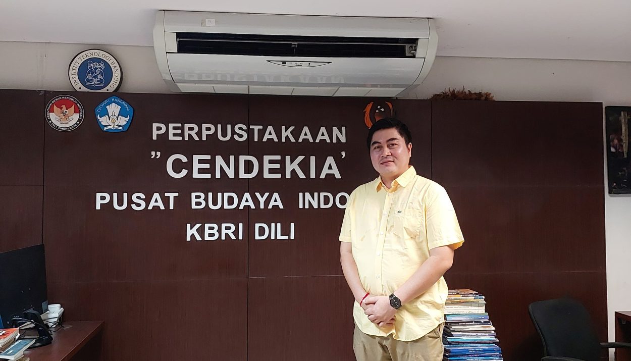 Prof. Dr. Dewa Gede Sudika Mangku, S.H., LL.M. Saat Berkunjung Ke Perpustakaan "Cendikia" di Pusat Budaya Indonesia KBRI DILI