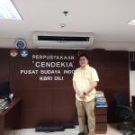 Prof. Dr. Dewa Gede Sudika Mangku, S.H., LL.M. Saat Berkunjung Ke Perpustakaan "Cendikia" di Pusat Budaya Indonesia KBRI DILI