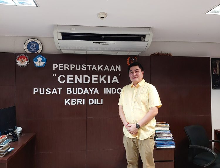 Prof. Dr. Dewa Gede Sudika Mangku, S.H., LL.M. Saat Berkunjung Ke Perpustakaan "Cendikia" di Pusat Budaya Indonesia KBRI DILI